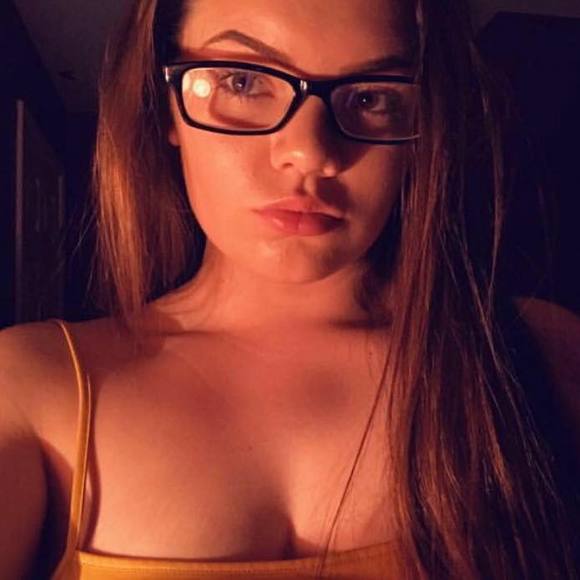 Meet your Posher, Carlee - Picture 1 of 1